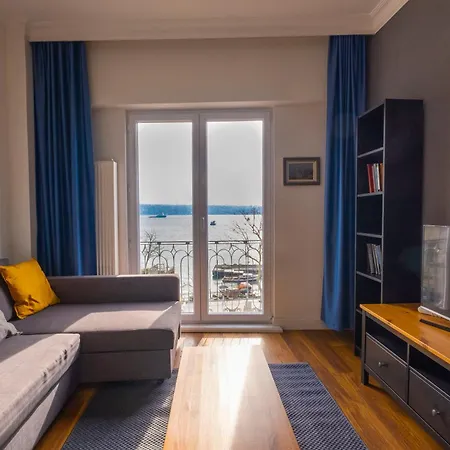 Trendy Waterfront With A Striking View Daire