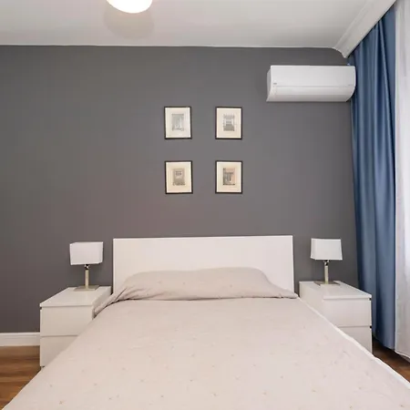 Trendy Waterfront With A Striking View Daire