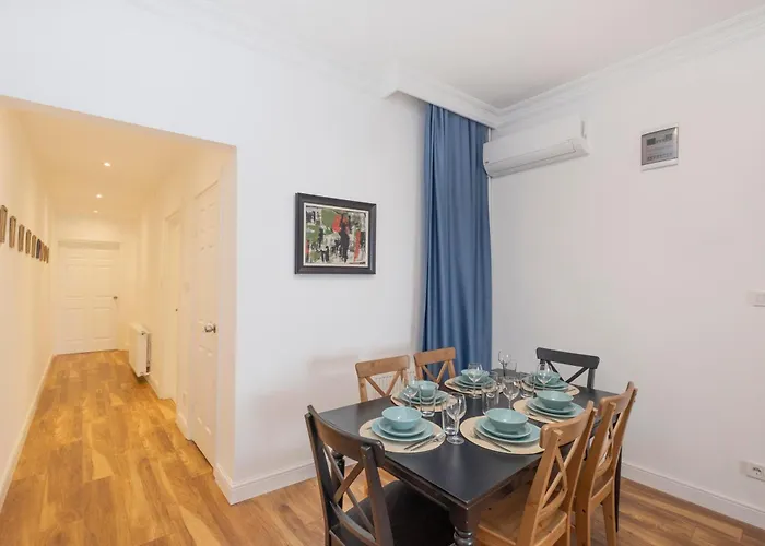 Trendy Waterfront With A Striking View *