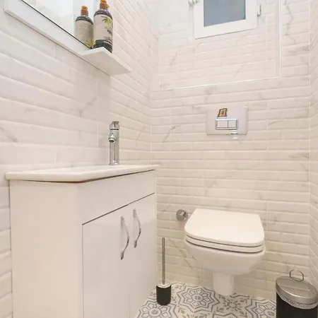 Trendy Waterfront With A Striking View