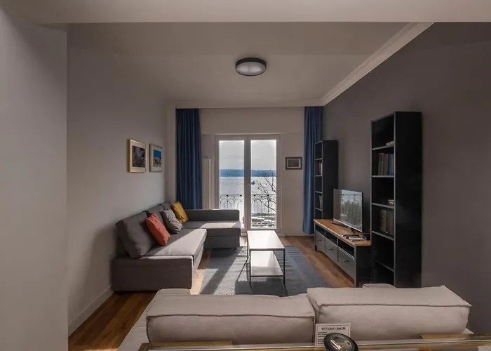 アパート Trendy Waterfront With A Striking View *