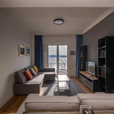 아파트 Trendy Waterfront With A Striking View *