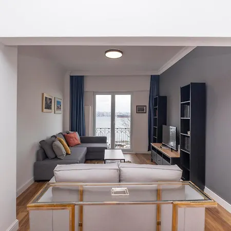 Trendy Waterfront With A Striking View 아파트 *